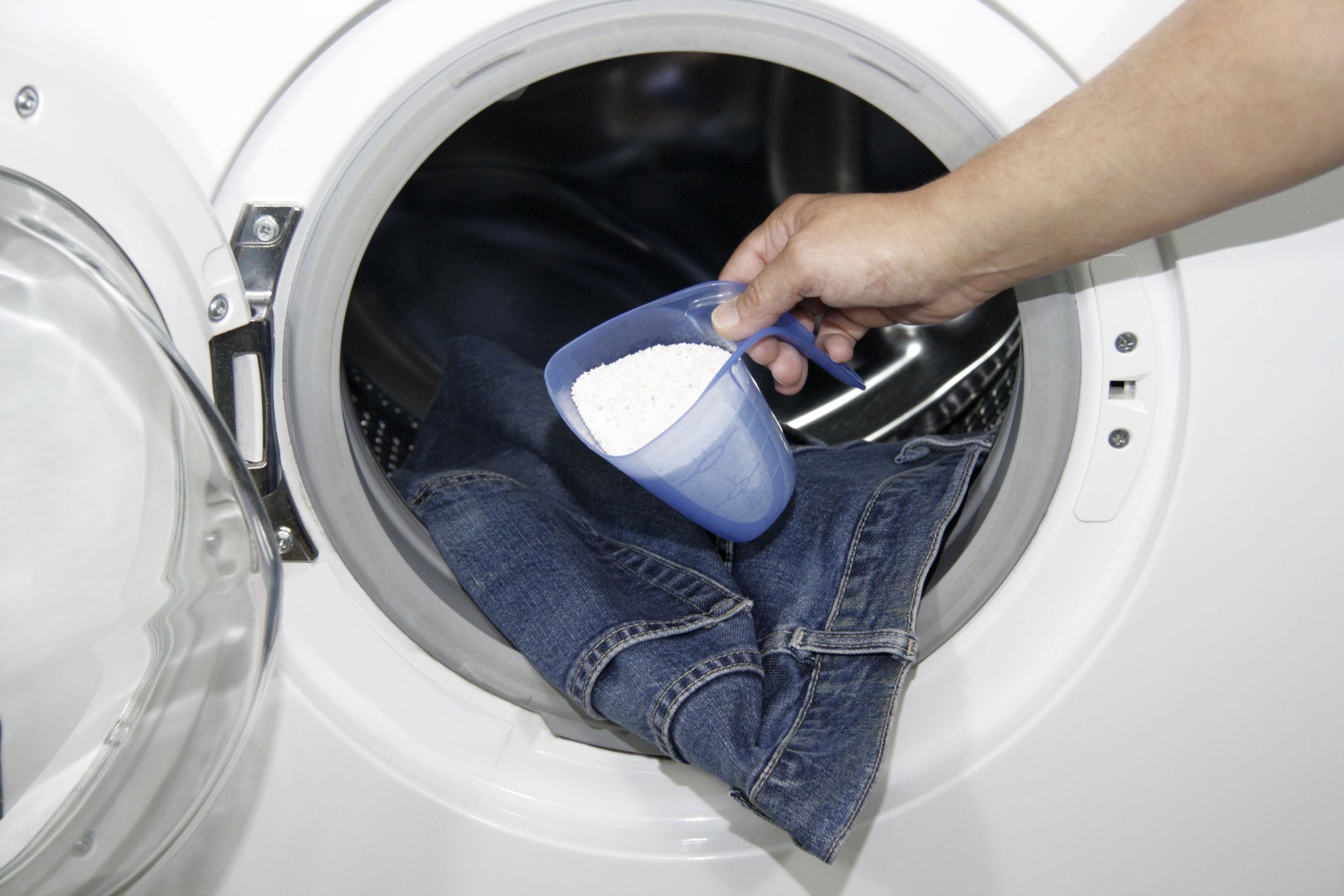 Как правильно стирать джинсовые вещи?